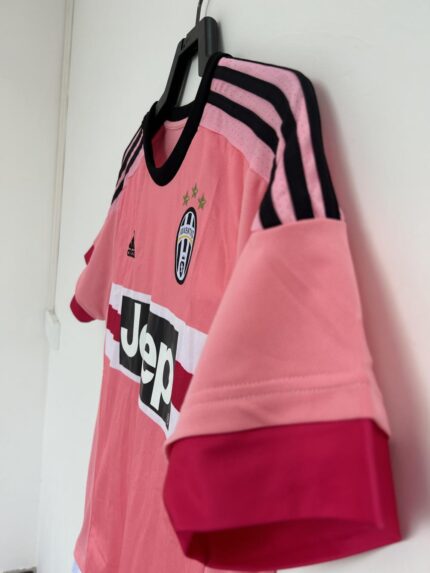 2015-16 Juventus away jersey
